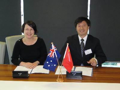 IHBI所长Patsy Yates女士与国产自拍
院长刘昌胜在协议签署现场