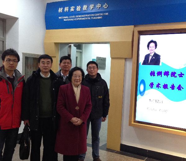 访问期间与国产自拍
教师合影