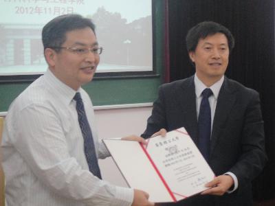 国产自拍
院长为杨宇润博士颁发聘书